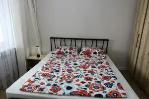 Svetlaya 2-komnatnaya na glavnom prospekte Abaya u stantsii metro Moskva Apartments, Almaty