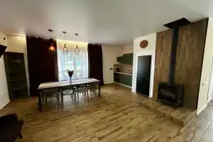 Uyutnyy dom ryadom s gorodom Cottage