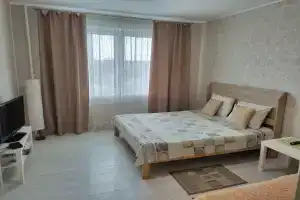 s panoramnym oknami vozle RK Pautina Apartments, Chizhevichi