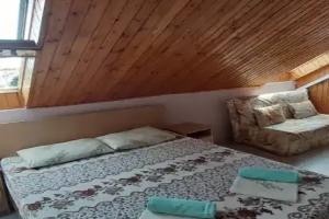 Chetyryohmestnyy nomer standart na mansarde s vidom na more Apartments, Lazarevskoye