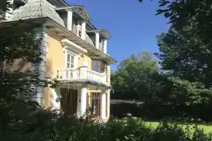 Kottedzh na beregu pruda s basseynom Cottage, Lomonosov