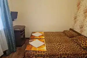 Dvuhmestnyy nomer s 2 otdelnymi krovatyami ekonom Apartments, Adler