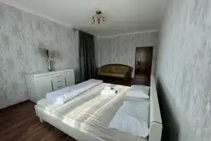 Trehkomnatnaya prostornaya v tsentre vozle TTs Infinity Mall Apartments, Atyrau