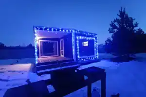 Dom s mangalom i oknami v les Cottage