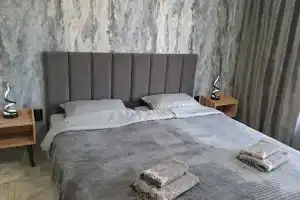 Tryohmestnyy nomer standart Apartments, Kinghi
