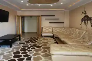 Sovremennyy ZhK s kruglosutochnoy vodoy na Severnom Lux Apartments, Donetsk