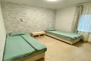 Dvuhmestnyy nomer s 2 otdelnymi krovatyami uluchshennyy Apartments, Tosno