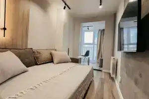 s beskontaktnym zaseleniem, s zakrytoy parkovkoy Apartments