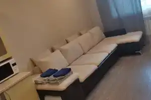 Uyutnaya studiya v novom dome Apartments, Ob'