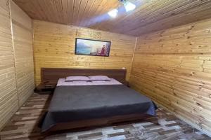 Tryohmestnyy nomer uluchshennyy s vidom na gory Apartments, Alakhadzi