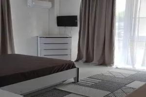 Tryohmestnyy nomer uluchshennyy s vidom na more Apartments, Ashe