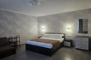 Tryohmestnyy nomer uluchshennyy Apartments, Yeysk