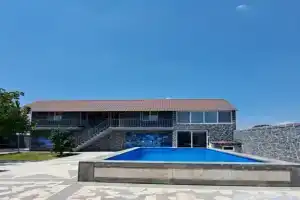 Dom s basseynom v Cottage, Arzni
