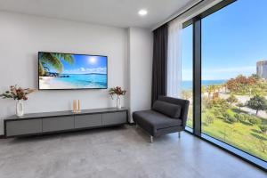 Premialnyy apartament na beregu morya s shikarnym vidom