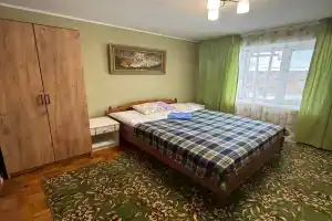 Tryohkomnatnaya na 1 etazhe v kottedzhe Apartments, Timashyovsk