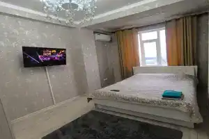 Sovremennaya s balkonom i vidom na prospekt Zhibek-Zholu Apartments, Bishkek