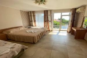 Chetyryohmestnyy nomer uluchshennyy s vidom na more Apartments, Lazarevskoye