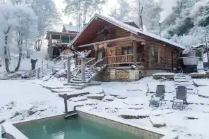 Dvuhetazhnyy dom iz sruba Cottage, Plastunka