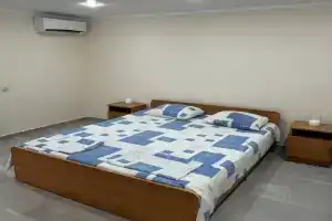 Tryohmestnyy nomer u morya Apartments