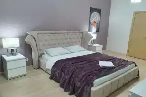 v novom dome s parkingom Apartments, Donetsk