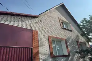 Uyutnyy dom v tsentre goroda v peshey dostupnosti ot ozer Cottage, Orenburg