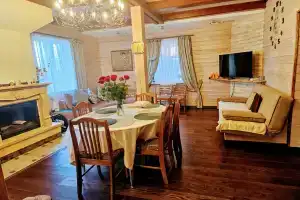 Uyutnyy dom s drovyanoy baney v lesnom massive Cottage