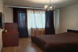 Uyut Apartments, Lobnya