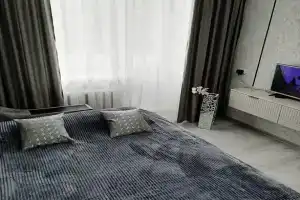 Uyutnaya s sovremennym remontom v tsentre goroda Apartments, Maladzyechna
