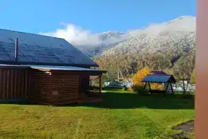 Uyutnyy dom v sadu Cottage