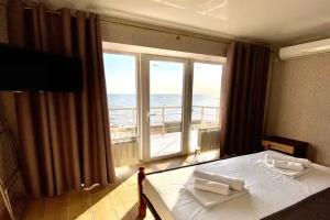 Trehmestnyy prostornyy lyuks s shikarnym vidom na more Apartments, Berdyansk