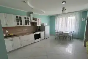 Shikarnaya dvuhkomnatnaya s kuzney- gostinoy s vidom na les Apartments, Krasnogorsk