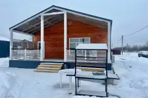 Kottedzh u reki s russkoy parnoy na drovah Cottage, Petergof