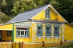 Zhyoltyy dom na Varvarinskoy Cottage