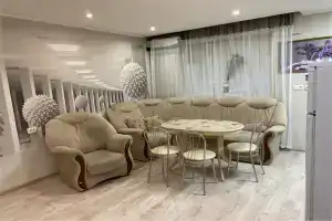 Tryohkomnatnaya v tsentre goroda Apartments, Melitopol