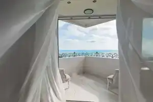 Belosnezhnye 2h komnatnye apartamenty s vidom na more, Sochi