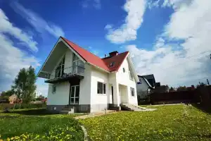 Uyutnyy kottedzh s 4-mi spalnyami, baney i bilyardom u ozera Cottage, Tula