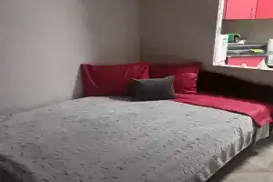 Uyutnaya studiya v tsentre Zakamska Apartments