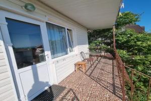 Tryohmestnyy nomer standart s vidom na more Apartments, Lazarevskoye