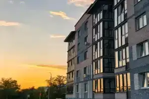 Novye uyutnye apartamenty s parkovkoy v 5 minutah ot tsentra i kreposti