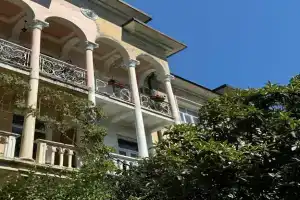 v stalinskom dome u morya Apartments, Thubun