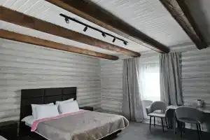 Tryohmestnyy nomer Polu-lyuks Apartments