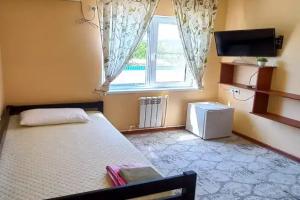 Tryohmestnyy nomer standart s vidom na gory Apartments, Candripsh