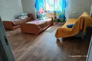 Uyutnaya komnata v kottedzhe Okna na yug 2 etazh Apartments, Gryazovets