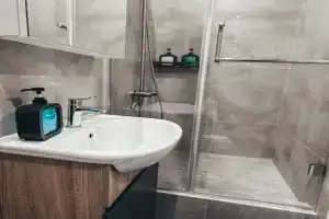 s beskontaktnym zaseleniem v lyuboe vremya, s zakrytoy parkovkoy Apartments