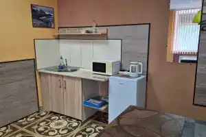 4-mestnaya studiya s kuhonnym ugolkom i svoim sanuzlom Apartments, Berdyansk