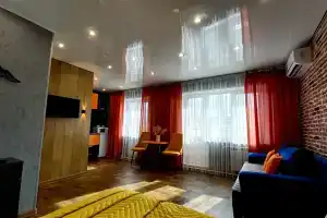 Uyutnaya studiya dlya teh kto lyubit komfort, s vidom na gory i gorod Apartments, Sayanogorsk