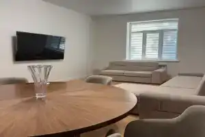 Uyutnyy taunhaus u berega Kaspiya Cottage, Makhachkala