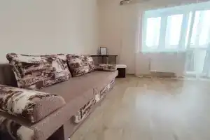 Otlichnaya tryohkomnatnaya s udobnym raspolozheniem Apartments