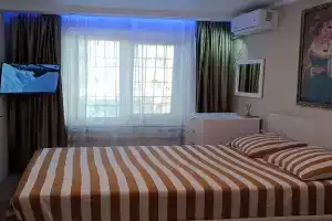 Krasivaya dvuhkomnatnaya s paryashchey krovatyu Apartments, Mariupol
