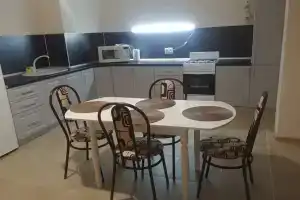 v novom dome s ohranyaemoy stoyankoy Apartments